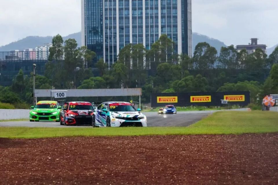 赛事外, 受瞩目的赛, 伴的鼎力支